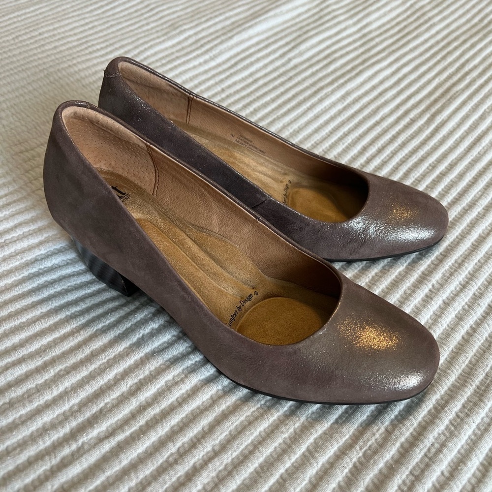 EUC: Söfft Metallic Rounded Toe Heels (Worn once indoors)